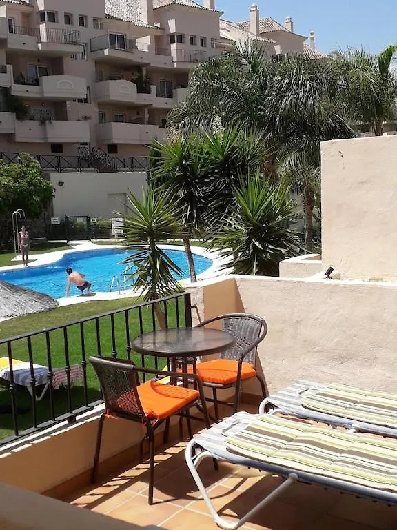 Duquesa Fairways, A Spacious Apartment With Fabulous Views And Facilities Манилва