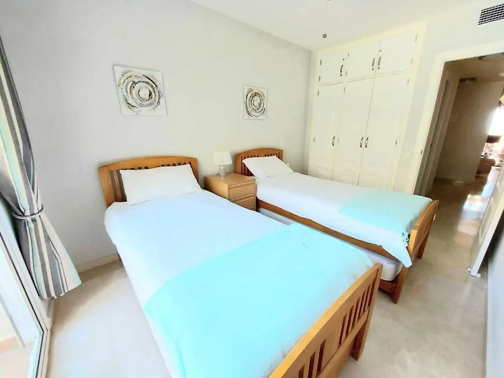 Duquesa Fairways, A Spacious Apartment With Fabulous Views And Facilities Манилва