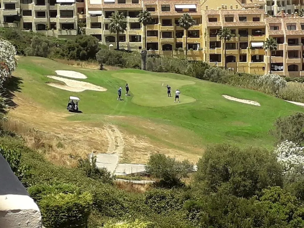 Duquesa Fairways, A Spacious Apartment With Fabulous Views And Facilities Манилва 0*,